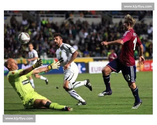 聚焦足球比赛临场调整策略与教练决策对比赛走势的关键影响分析